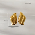 Detailansicht goldener Ohrstecker in Flügelform mit Maßen von 2,8 cm Höhe und 1,6 cm Breite - Gold