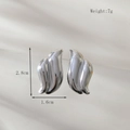 Polierte wellenförmige Edelstahl-Ohrstecker, 2,8 cm hoch und 1,6 cm breit - Silber