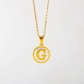 Gouden ronde titanium stalen ketting met wit schelpinlegsel en hanger met de letter G - Engelse Letter G (X029-G)