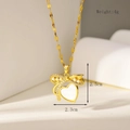Détail du pendentif cœur doré avec nacre blanche, nœud élégant et cristaux brillants - Collier Cœur Nœud Papillon
