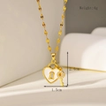 Vue détaillée du pendentif cœur et clé en or avec dimensions et poids du produit - Cadenas cœur