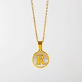 Gouden ketting met ronde hanger van wit parelmoer en bedeltje met de letter R - Engelse Letter R (X029-R)