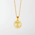 Gouden titanium ketting met ronde wit schelpen hanger en de letter T - Engelse Letter T (X029-T)