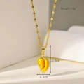 Dettaglio della collana con ciondolo a durian dorato con dimensioni 1,3 cm x 2,6 cm - Collana di Durian