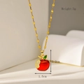 Dettaglio del ciondolo a mela rossa da 3g con zirconi e altezza 2,2cm su catena dorata - Collana a Mela