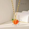 Dettaglio della collana con ciondolo a zucca arancione con zirconi bianchi e foglia - Collana di Zucca