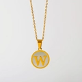 Gouden titanium stalen ketting met witte schelp inleg en ronde letter W hanger - Engelse Letter W (X029-W)