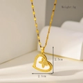 Detail van gouden hartvormige ketting met micro-diamanten en wit schelp klaverblad motief - Klaver Hart Stijl (HC202528-A)
