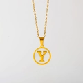Minimalistische gouden titanium ketting met ronde witte schelphanger en letter Y - Engelse Letter Y (X029-Y)