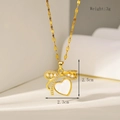 Detail van een 3g hartvormige hanger met strik en parels aan een gouden ketting - Strik Hart Stijl (HC202528-B)
