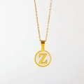 Gouden ronde ketting met witte schelp hanger en hoofdletter Z op een fijne kruisketting - Engelse Letter Z (X029-Z)