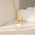 Detailoverzicht van afmetingen van een goudkleurige ruitvormige ketting met parelmoer inleg - Geometrische Ruitstijl (HC202528-C)