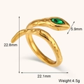 Anello a serpente placcato oro con occhio in pietra verde e trama martellata - Anello Serpente Martellato - Occhi Verdi