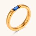 Minimalistischer vergoldeter Edelstahlring mit einem rechteckigen tiefblauen Zirkon - Saphirblau