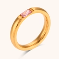 Vergoldeter Edelstahlring mit einem rechteckigen rosa Zirkon-Edelstein in der Mitte - Hellrosa