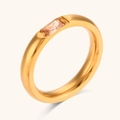Minimalistischer vergoldeter Edelstahlring mit einem rechteckigen rosa Zirkonstein - Dunkles Champagner
