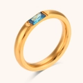 Minimalistischer vergoldeter Edelstahlring mit einem rechteckigen blauen Edelstein - Tiefseeblau