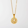Detail van gouden ketting met ronde hanger, letter Q en inleg van wit parelmoer - Engelse Letter Q (X029-Q)