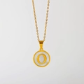 Gouden titanium stalen ketting met ronde parelmoer hanger en de letter O erop - Engelse Letter O (X029-O)