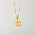 Detail van de gouden ronde hanger met witte parelmoer inleg en de letter E - Engelse Letter E (X029-E)