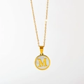Detail van de gouden hanger met letter M en witte parelmoer inleg aan een O-ketting - Engelse Letter M (X029-M)