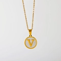 Gouden titanium stalen ketting met witte schelp hanger en gouden metalen letter V - Engelse Letter V (X029-V)