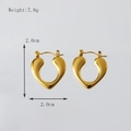 Orecchini a cerchio a cuore in acciaio inossidabile placcato oro 18K da 2,0 cm - Stile Huggie a Cuore 3D Pieno (E001-5)