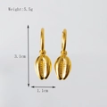 Orecchini a cerchio in acciaio inossidabile dorato con pendenti a conchiglia 18K - Stile Cerchio con Pendente a Conchiglia (E001-6)