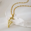 Weihnachtliche Rentier-Halskette mit Goldbeschichtung und weißem Emaille-Blumenanhänger - Rentier Stil (Modell C)