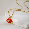 Schicke Goldkette mit rotem Lippenanhänger, Herzkristallen und Kiss-Schriftzug - Rote Lippen Kuss Stil (Modell A)