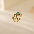 Dettaglio anello dorato con texture organica, cuore blu e piccolo zircone bianco - Stile Lava Cuore Blu (JZ004-5)