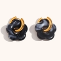 Orecchini a cerchio placcati oro 18K con pendenti a fiore in resina marmorizzata - Oro-Nero