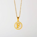 Minimalistische gouden titanium ketting met witte schelphanger en de letter F - Engelse Letter F (X029-F)