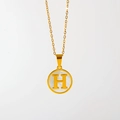 Gouden titanium ketting met een ronde parelmoer hanger en detail van de letter H - Engelse Letter H (X029-H)