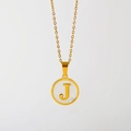 Minimalistische gouden titanium ketting met ronde parelmoer hanger en letter J - Engelse Letter J (X029-J)