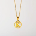 Vergulde roestvrijstalen ketting met letter K en witte parelmoeren hanger detail - Engelse Letter K (X029-K)