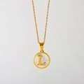 Gouden titanium stalen ketting met ronde parelmoer hanger en de letter L - Engelse Letter L (X029-L)