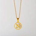 Minimalistische goudvergulde stalen ketting met letter N en witte schelpinleg - Engelse Letter N (X029-N)