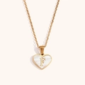Detalle macro del colgante de corazón chapado en oro 18K con nácar y la letra F - Letra F