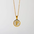 Gouden titanium ketting met letter P gegraveerd op een ronde parelmoer hanger - Engelse Letter P (X029-P)