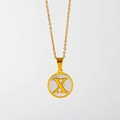 Vergulde roestvrijstalen ketting met ronde witte schelphanger en de letter X bedel - Engelse Letter X (X029-X)