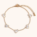 Pulsera de acero inoxidable chapada en oro de 18K con cinco corazones de nácar blanco - Pulsera Dorada con 5 Corazones de Concha Blanca