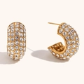 Primer plano de pendientes de aro en C chapados en oro de 18K con pavé de circonitas - Pendientes de Forma de C Gruesa con Zirconia Blanca / Dorado