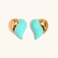 Detalle de pendientes de corazón con baño de oro de 18K y acabado en esmalte azul - Pendientes de Corazón de Esmalte de Contraste-Verde Menta / Dorado