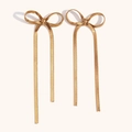 Detalle de pendientes de acero inoxidable chapados en oro de 18K con diseño de lazo - Pendientes de Borla de Lazo Dorado (MS-821)