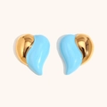 Detalle de pendientes de corazón bañados en oro de 18K con contraste de esmalte azul pulido - Pendientes de Corazón de Esmalte de Contraste-Azul / Dorado