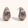 Detalle de pendientes de gota cepillados con cristales de colores incrustados - Pendientes de Gota Medianos con Strass de Colores / Color acero