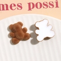 Macro di ciondolo a forma di orso marrone floccato con retro piatto per accessori fai-da-te - Marrone