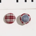 Dettaglio macro di bottoni rotondi in tessuto scozzese rosso con retro piatto DIY - Rosso