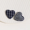 Detail von blau karierten Stoffherzknöpfen mit Vorderseite und Metallbasis für DIY-Basteln - Blaues Karomuster Herz